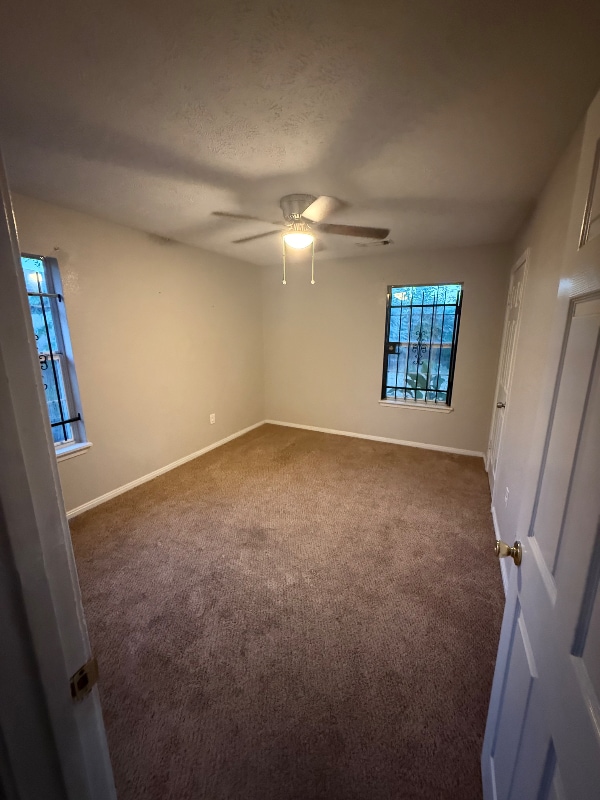 Building Photo - 5942 Willow Glen Dr