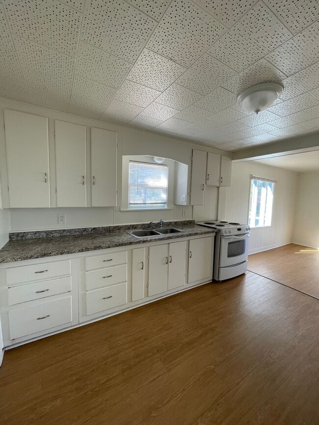 Building Photo - Hard to find 1 bdrm, 1 bath house with att...