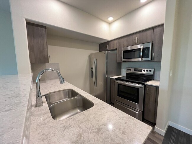 Foto del edificio - Modern 1-Bedroom Apartment with Stylish Fi...
