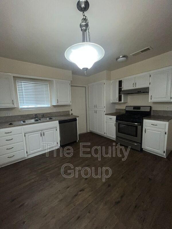 Building Photo - 547 W Tulare Ave