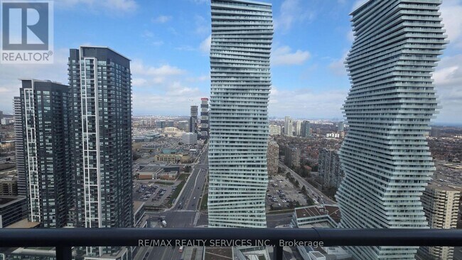 Photo du bâtiment - 448 Burnhamthorpe Rd W