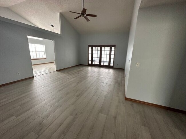 Building Photo - BEAUTIFUL 3 Bedroom/2 Bath Home with Water...