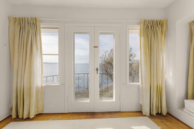 Photo du bâtiment - 14458 Marine Dr