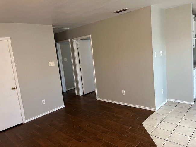 Building Photo - 3bed 2 bath covered parking fenced yard