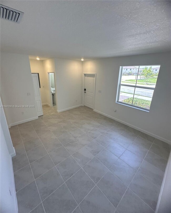 Foto del edificio - 2627 SE 28 Street