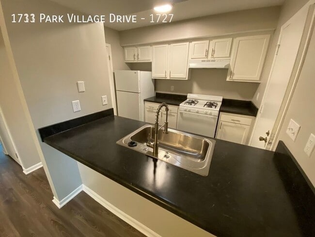 Building Photo - 2 Bedroom 2.5 Bath Townhome