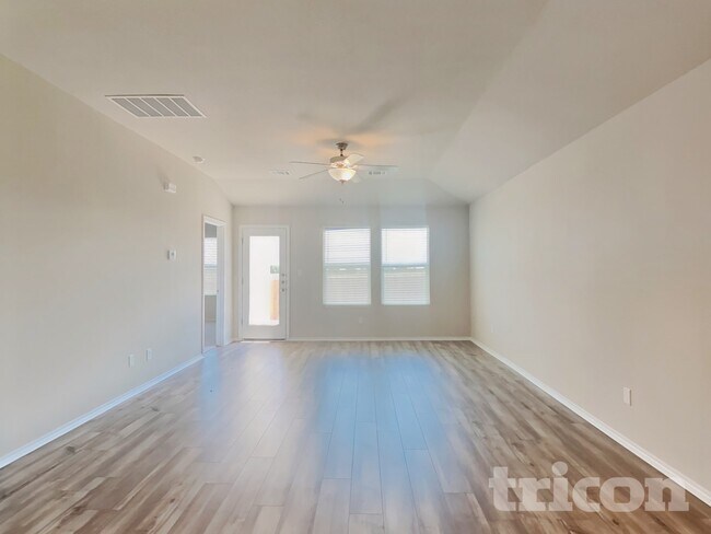 Foto del edificio - 5121 Sidesaddle Dr