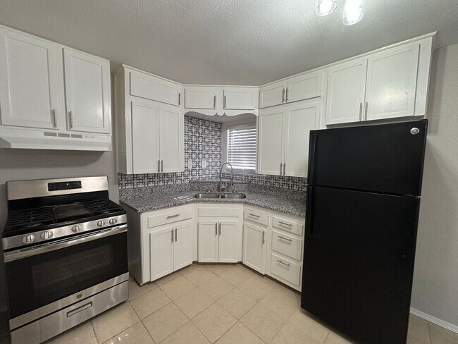 Building Photo - 3 Bedroom 2 Bath with Separate Mother in Law Suite