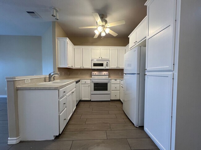 Building Photo - WATERFRONT TOWNHOME ON THE ISLAND!