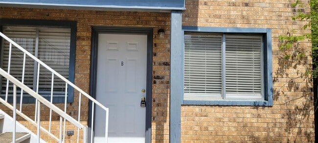 Building Photo - 530 W Hopkins St