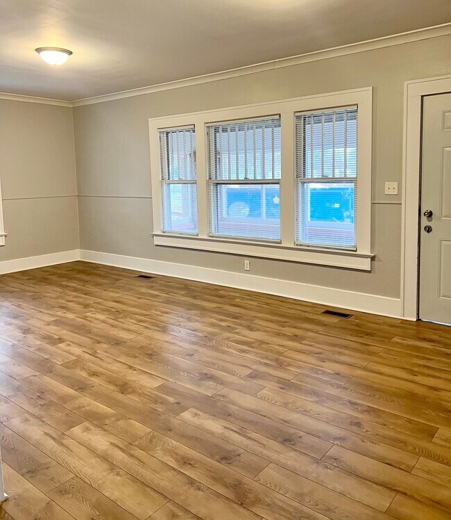 Building Photo - DEPOSIT MOVES YOU IN! No rent due until Au...