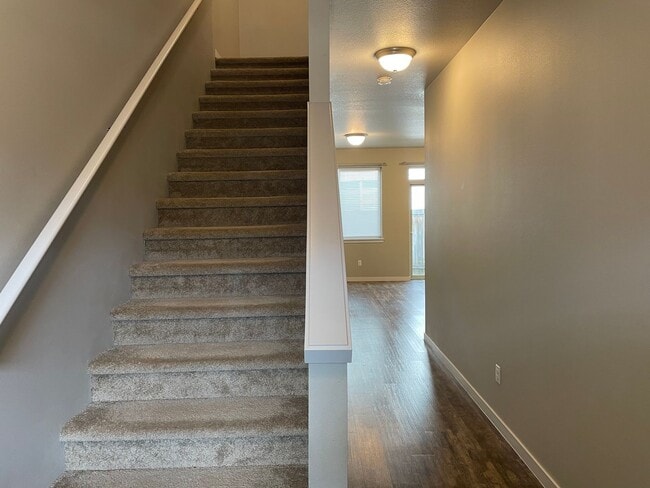 Building Photo - Goregous 3 Bedroom Home Ready for Hot Summ...