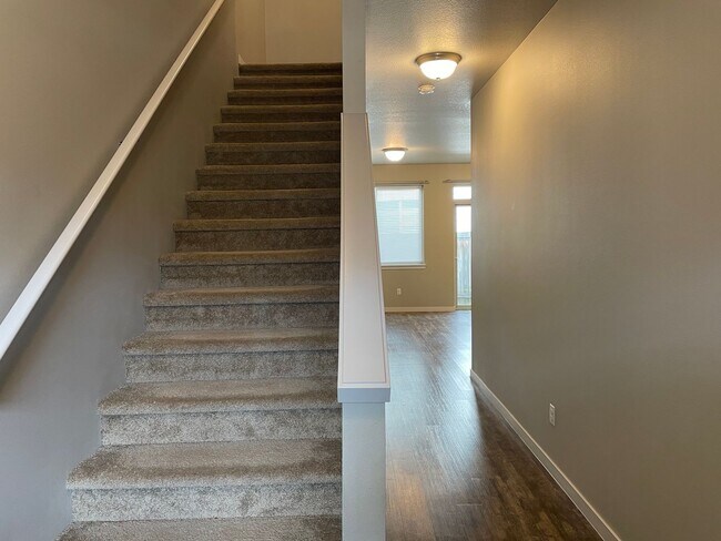 Foto del edificio - GORGEOUS 3 Bed 2.5 Bath Townhome in Vancou...