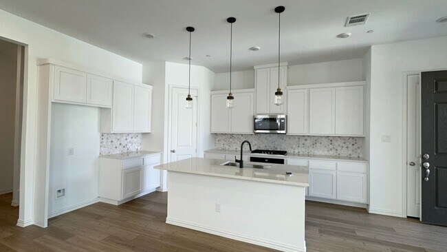 Foto del edificio - Stunning 3BR/2.5BA Corner Townhome Built i...