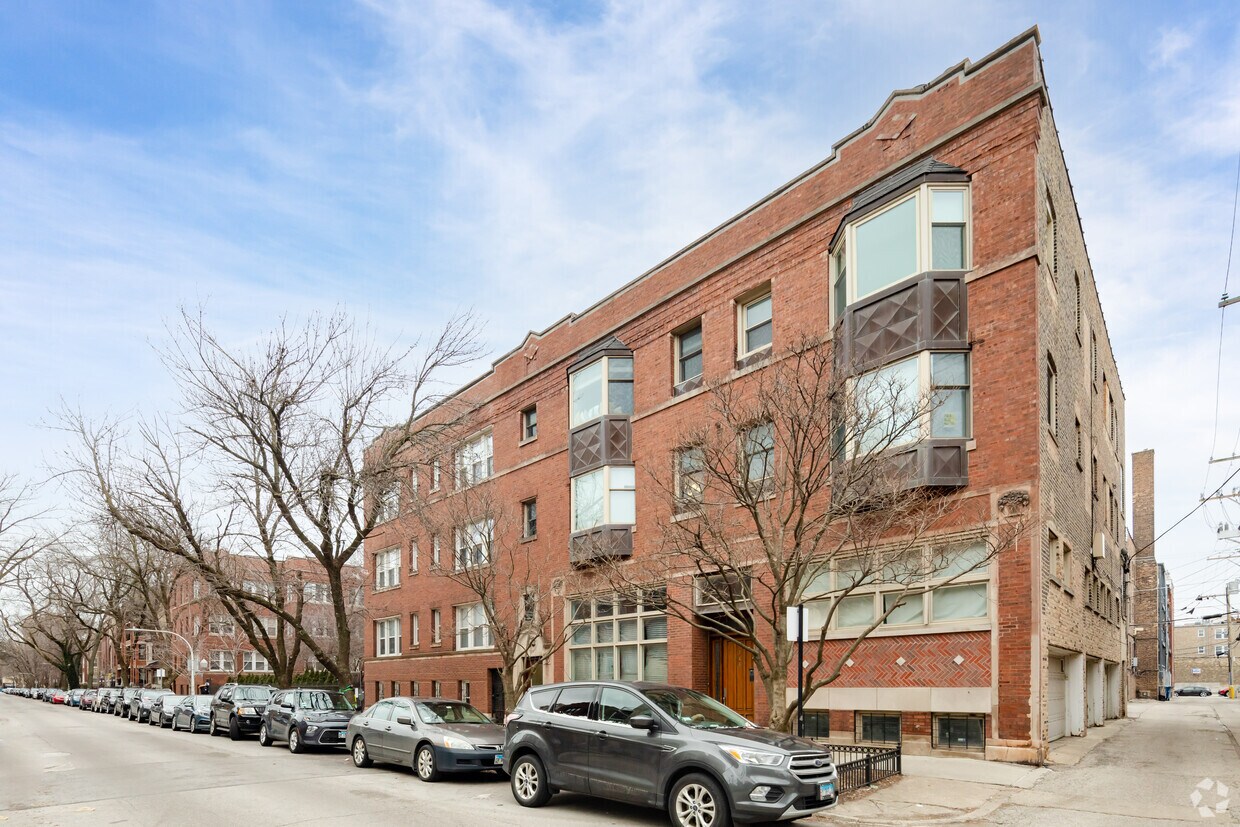 Primary Photo - 725-745 W Buckingham Pl