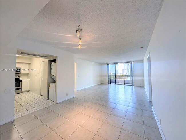 Foto del edificio - 3300 NE 191st St