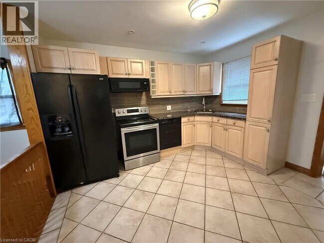 Photo du bâtiment - 862 West 5th Street