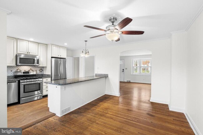 Foto del edificio - 121 Hopkins Rd