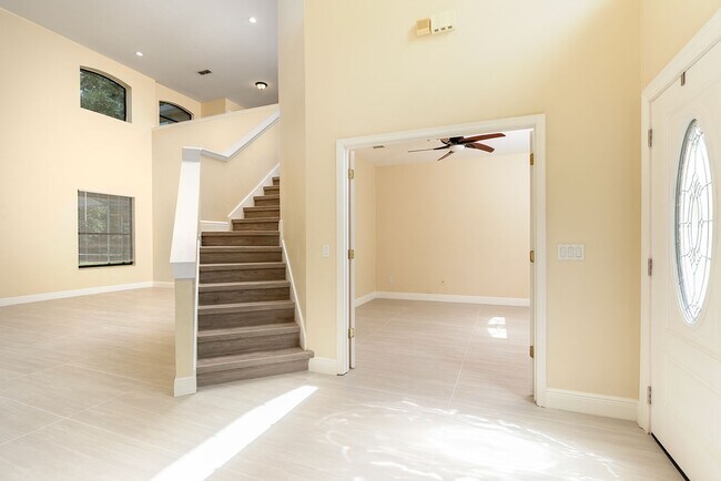 Building Photo - 5/4 HEATHROW POOL HOME!
