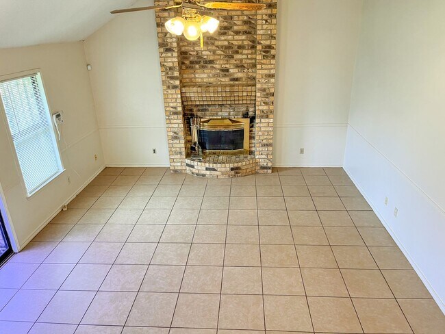Foto del edificio - Available NOW!!!! This charming 2 story, 3...