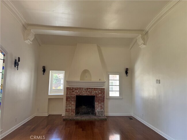 Building Photo - 144 S La Peer Dr