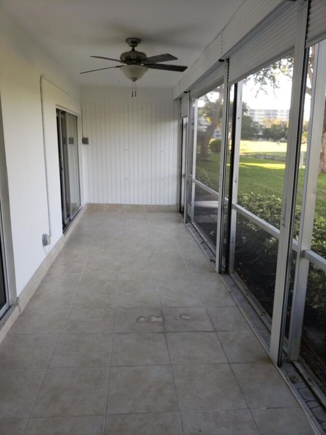 Building Photo - 3201 S Palm Aire Dr