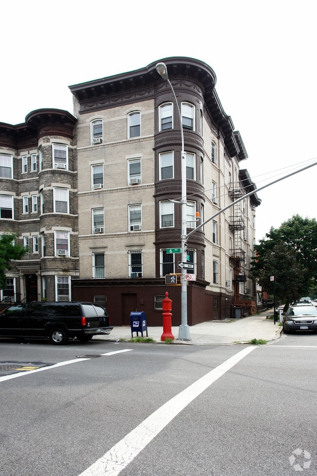 Building Photo - 331 13th St