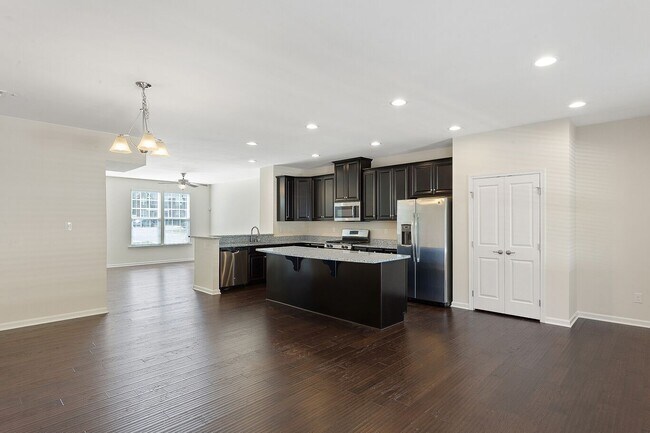 Foto del edificio - BEAUTIFULLY RENOVATED TOWNHOME IN MECHANICSVILLE