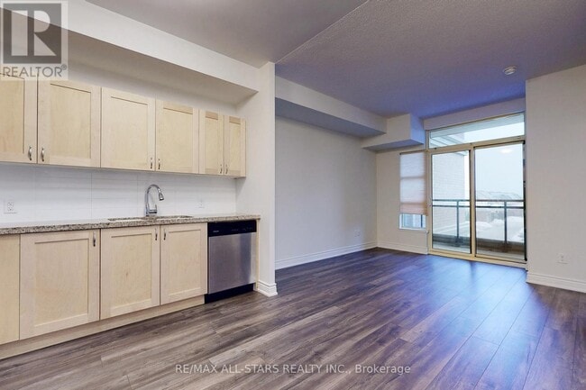 Building Photo - 540-540 Bur Oak Ave