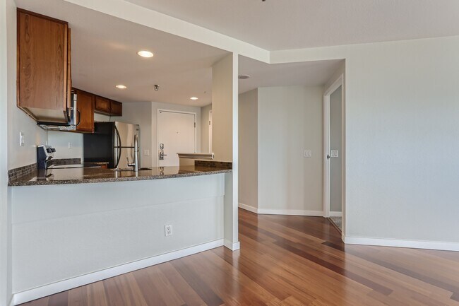 Foto del edificio - 100 Park Ave W