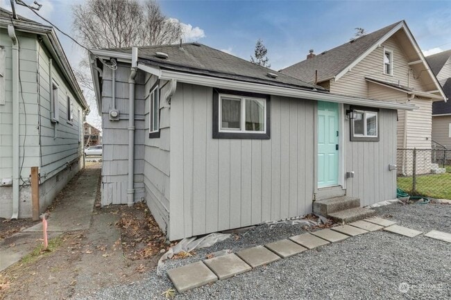 Building Photo - 3212 Oakes Ave