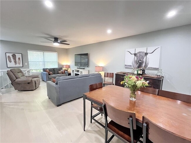 Building Photo - 1373 E Sequoyah Ct