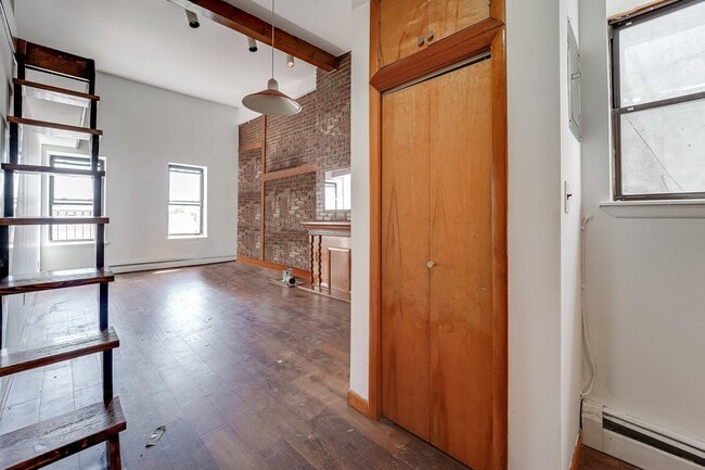 Building Photo - 1093 Summit Ave