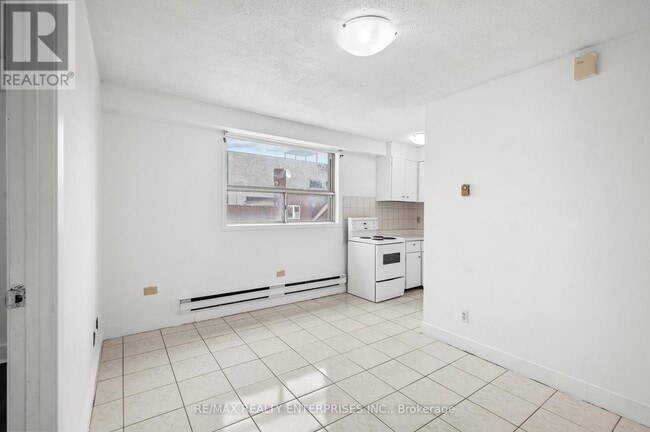 Building Photo - 638-638 Dufferin St