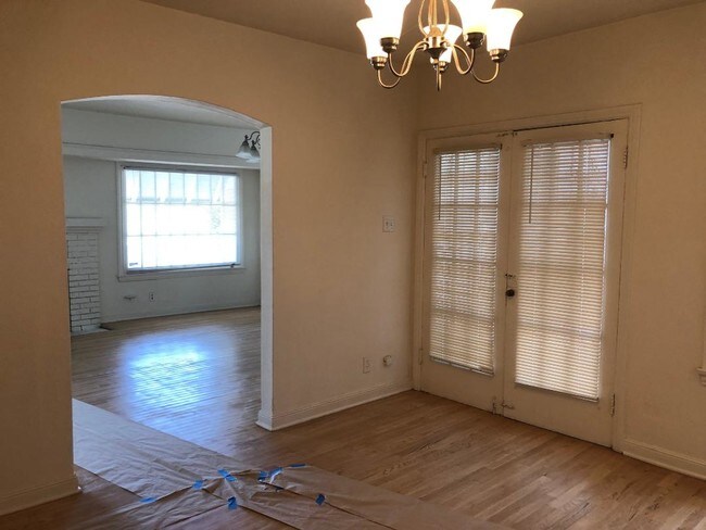 Comedor - 513 N Gardner St