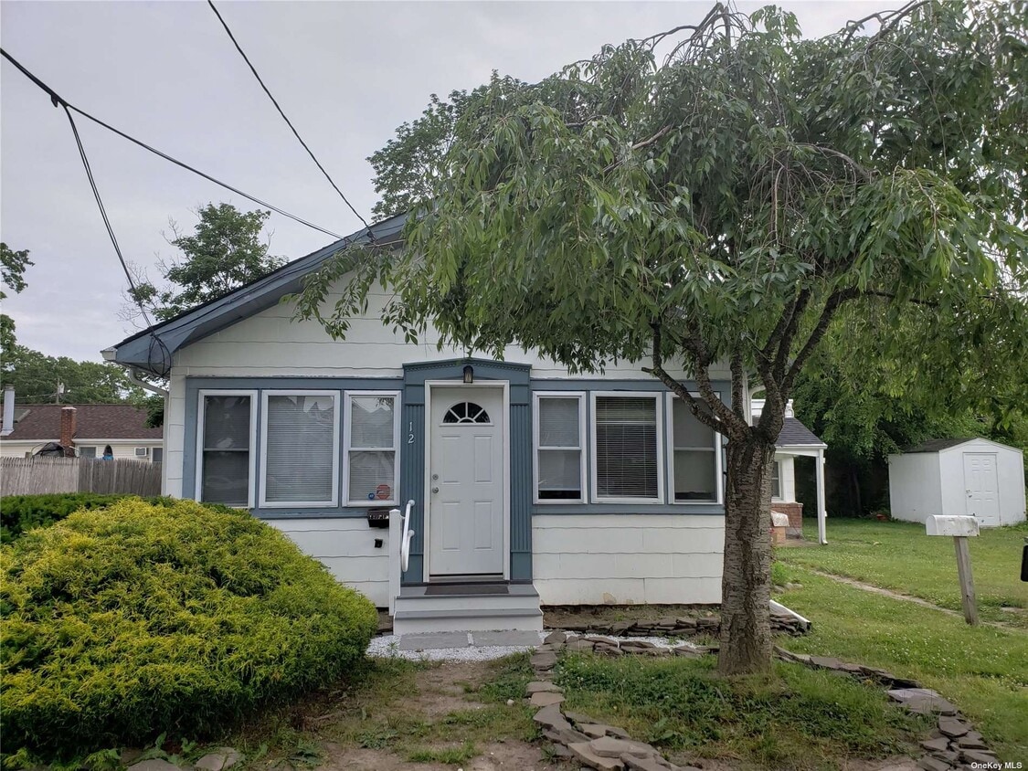 12 Pine St, Ronkonkoma, NY 11779 Townhouse for Rent in Ronkonkoma, NY