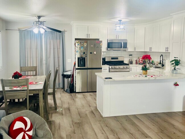 Foto del edificio - Spacious Single-Story 4 Bedroom Home with Lovely Backyard