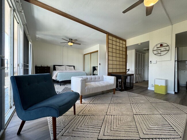 Building Photo - Walk to the beach at this Iconic Waikiki F...