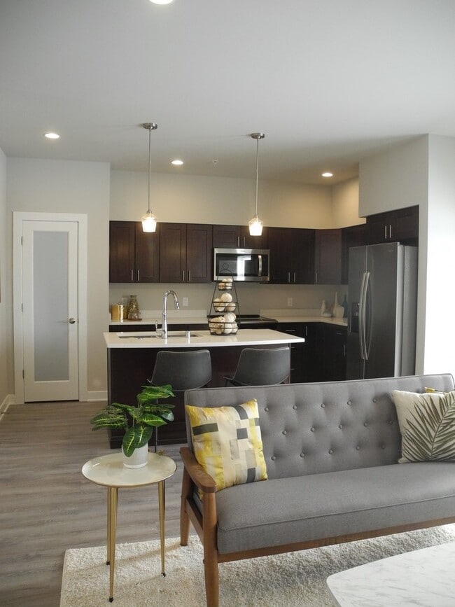 Building Photo - 301 Cross Oak Dr