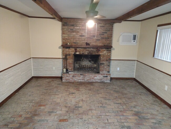 Sala de estar con chimenea - 310 Old Covington Hwy