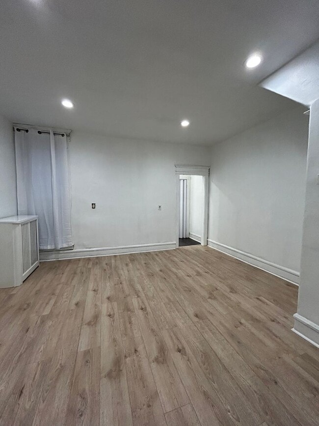 Building Photo - Newly renovated 3 bedroom lots of storage ...