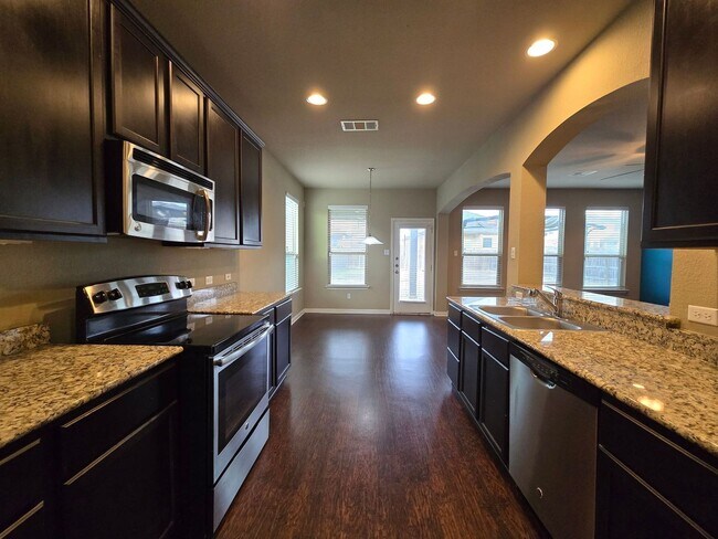 Foto del edificio - RENT REDUCTION - AVAILABLE NOW!