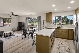 Building Photo - 345 Fairway Oaks Dr