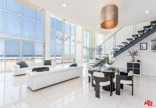 Foto del edificio - 5205 Ocean Front Walk