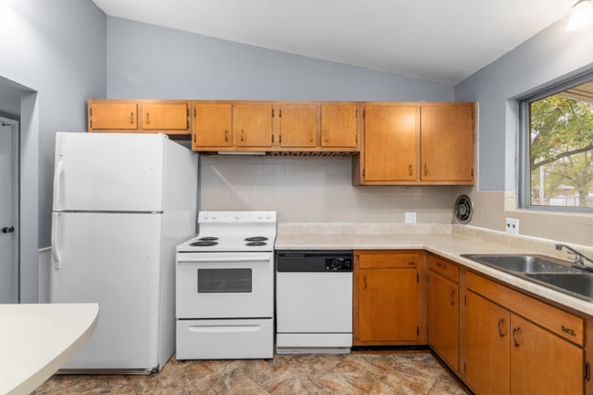 Building Photo - 550 Versailles Dr