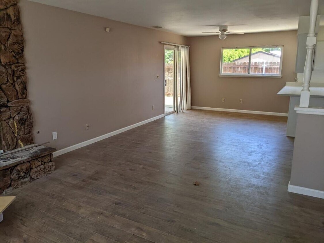 Foto del edificio - Charming 3-Bedroom, 2-Bathroom Home with F...
