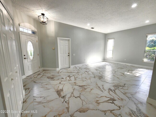 Foto del edificio - 501 Carmel Dr