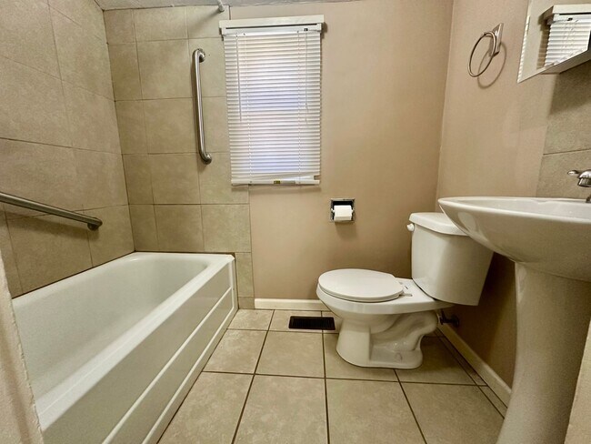 Foto del edificio - Peteyboy Properties LLC-437 W Jackson A &amp; B