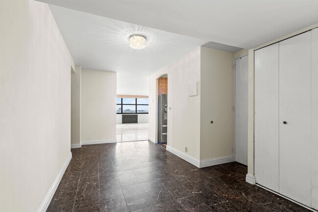 Foto del edificio - 7004 BLVD E