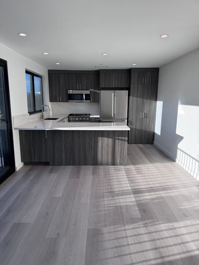 Sala de estar mirando hacia la cocina - 2408 Highland Ave